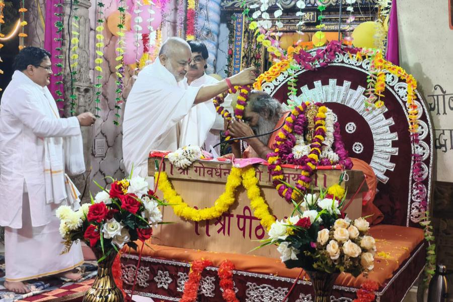 Brahmachari Girish Ji has visited Paramhans Pujya Swami Shri Gyananand Saraswati Ji Maharaj, Govardhan Shri Peethadheeshwar at Govardhan, Vrindavan with Shri Ramdev Dube and Shri Ashok Arora. Brahmachari Ji has honoured Swami Ji with flower garland, tulsi garland, shawl and sweets. 
