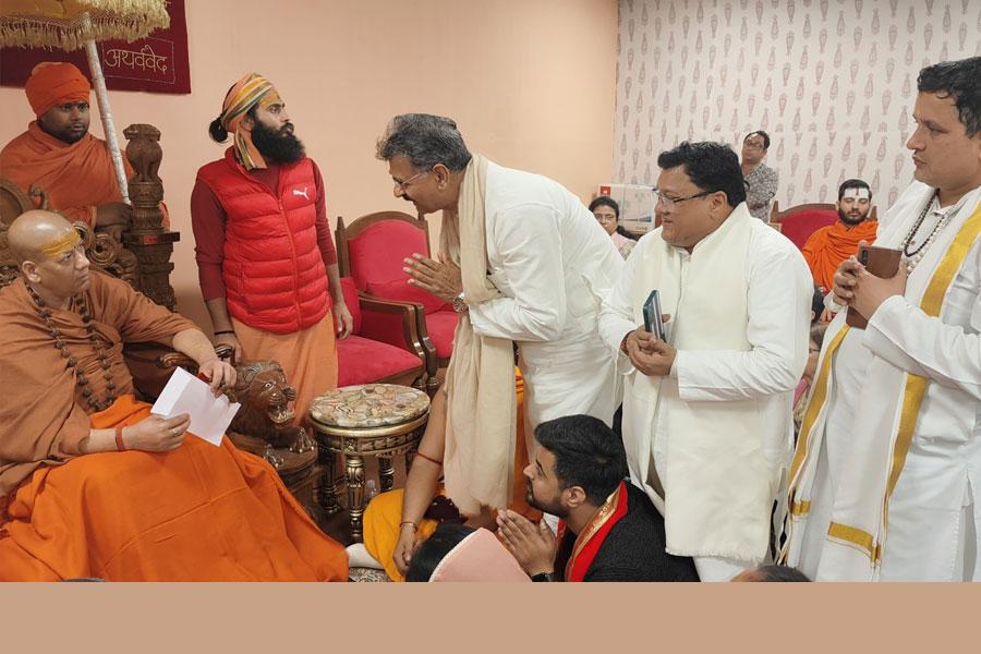 On behalf of Brahmachari Girish Ji, Maharishi Organisation, Shri Ved Prakash Sharma, Shri Ramdev Dube and Shri Basant Das met Param Pujya Acharya Mahamandaleshwar Niranjan Peethadheeshwar Swami Kailashanand Giri Ji Maharaj and invited him to attend conference.