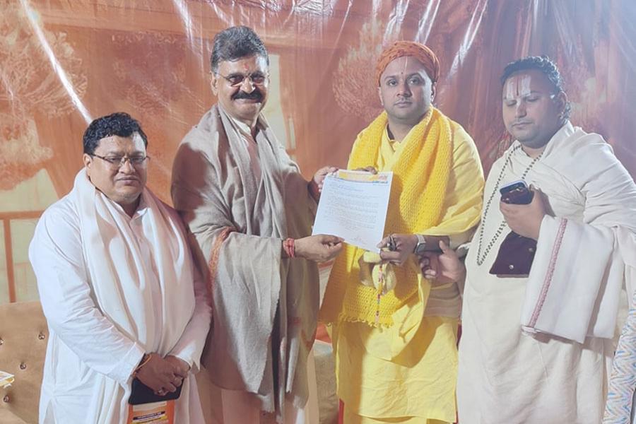 n behalf of Brahmachari Girish Ji, Maharishi Organisation, Shri Ved Prakash Sharma, Shri Ramdev Dube and Shri Basant Das  met Acharya Mahamandleshwar Swami Shri Padmanabhsharan Devacharya Ji Maharaj and invited him to attend conference .