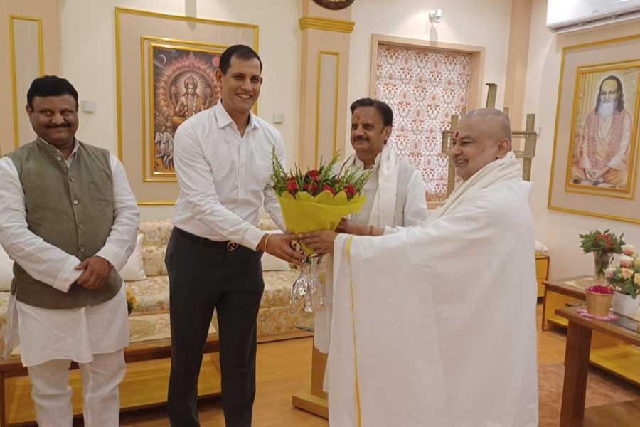 Brahmachari Girish Ji met today with Honourable Deputy Chief Minister of Government of Madhya Pradesh Shri Rajendra Shukla Ji. Dr. Chandresh Shukla, President of Dental Surgeons Association of India has also was present during the meeting and gave some valuable suggestions to improve overall health condition in MP.