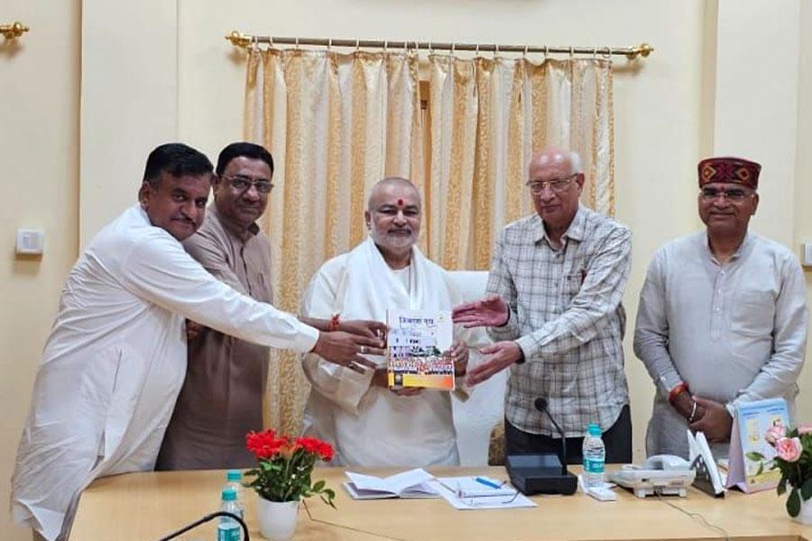 Brahmachari Girish Ji met Dr. Ravindra Kanhere, National President of Educational Institution Vidya Bharati with other senior office bearers of Madhya Pradesh state.