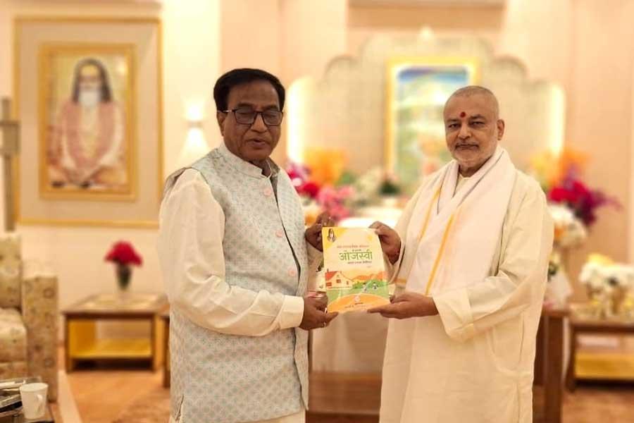 Shri Jai Narayan Chauksey Ji, Founder and Chairman of LNCT group & JK hospital Bhopal has visited Brahmachari Girish Ji, Chairman of Maharishi Group of  Educational Institutions. Shri Chauksey was greeted by Brahmachari Ji and a very useful discussion on present system of education and new requirements were discussed. 