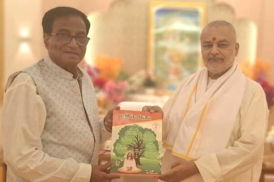 Shri Jai Narayan Chauksey Ji, Founder and Chairman of LNCT group & JK hospital Bhopal has visited Brahmachari Girish Ji. Girish Ji has presented his books.