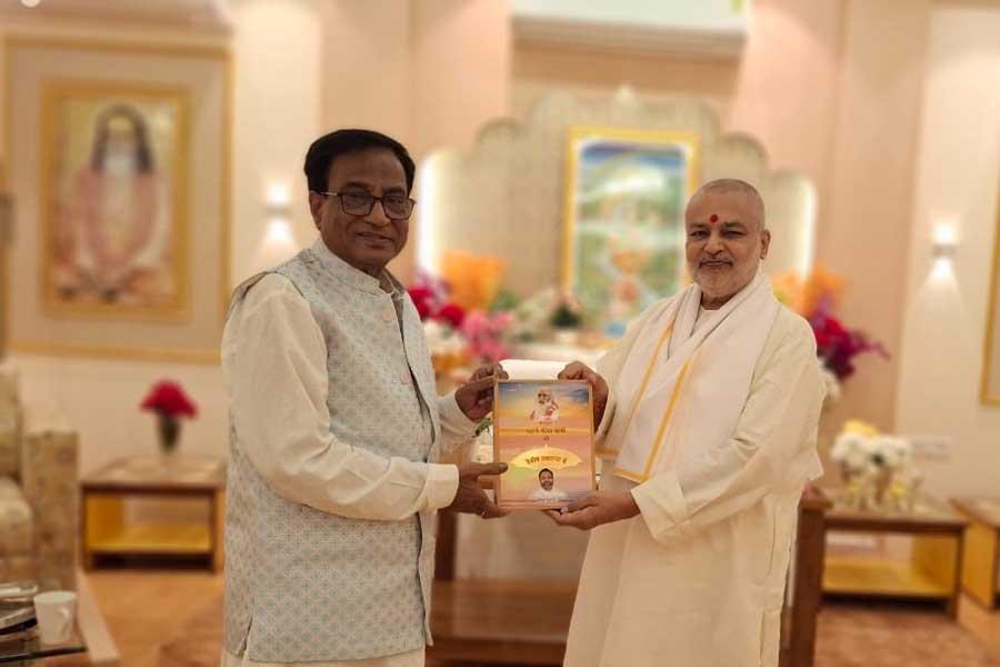 Shri Jai Narayan Chauksey Ji, Founder and Chairman of LNCT group & JK hospital Bhopal has visited Brahmachari Girish Ji. Girish Ji has presented his books.