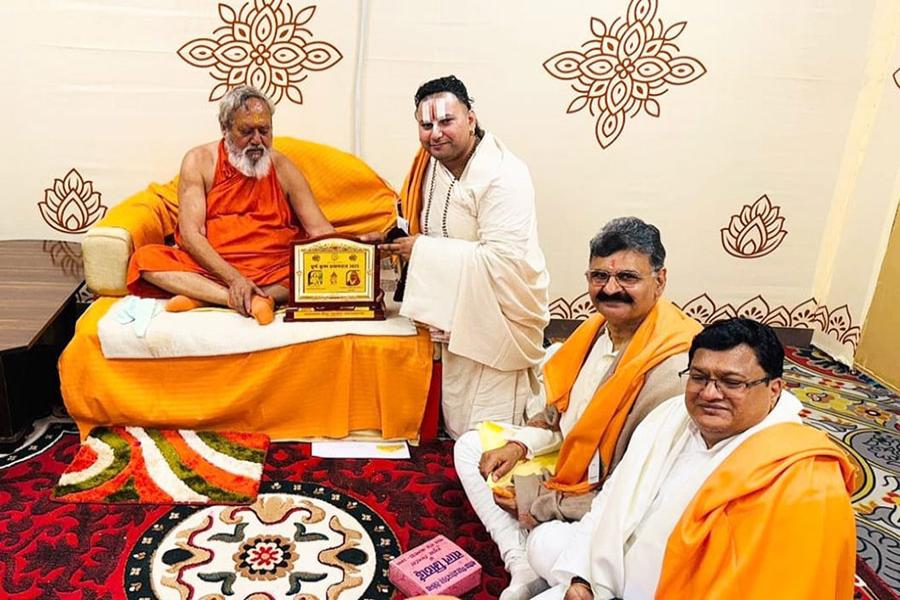 On behalf of Brahmachari Girish Ji, Maharishi Organisation, Shri Ved Prakash Sharma, Shri Ramdev Dube and Shri Basant Das  met Param pujya Param Tapaswi Swami Shri Kalyandas Ji Maharaj from Amarkantaka and invited him to attend conference.