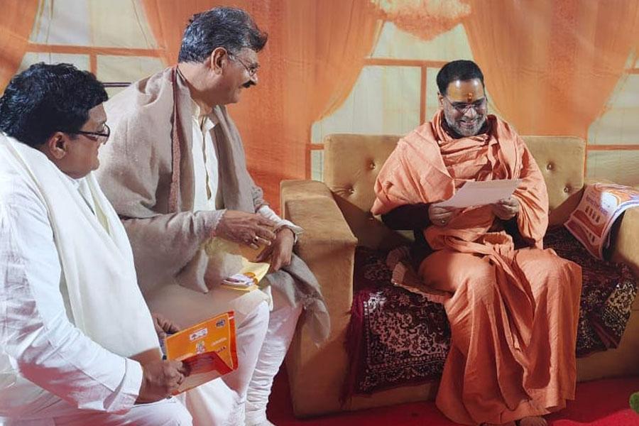 On behalf of Brahmachari Girish Ji, Maharishi Organisation, Shri Ved Prakash Sharma, Shri Ramdev Dube and Shri Basant Das  met Param Pujya Mahamandaleshwar  Shri Panchayati Akhada Mahanirvani Swami Chidambaranand Saraswati Ji Maharaj and invited him to attend conference.