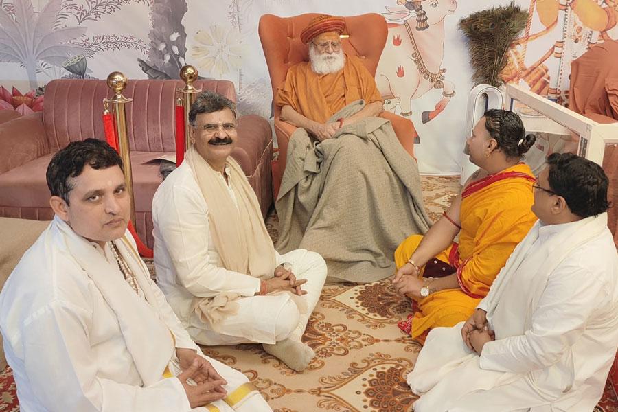 On behalf of Brahmachari Girish Ji, Maharishi Organisation, Shri Ved Prakash Sharma, Shri Ramdev Dube and Shri Basant Das  met Param Pujya Swami Gurusharnanand Ji Maharaj, Peethadheeshwar of Karshni Peeth and invited him to attend conference.