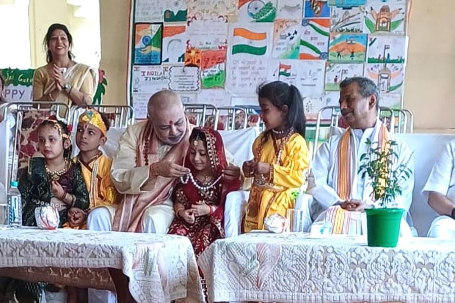 Grand celebration of Independence Day was organised at MCEE Campus Bhopal on 15th August 2025 in auspicious presence of Ved Vidya Martand Brahmachari Girish Ji, Prof. Bhuvnesh Sharma, Shri N. K. Singhal, Shri V. P. Tiwari, Shri Ramdev Dubey, all directors of MVM Schools group, Members of National Office, Principal, Teachers, Students and their family members.