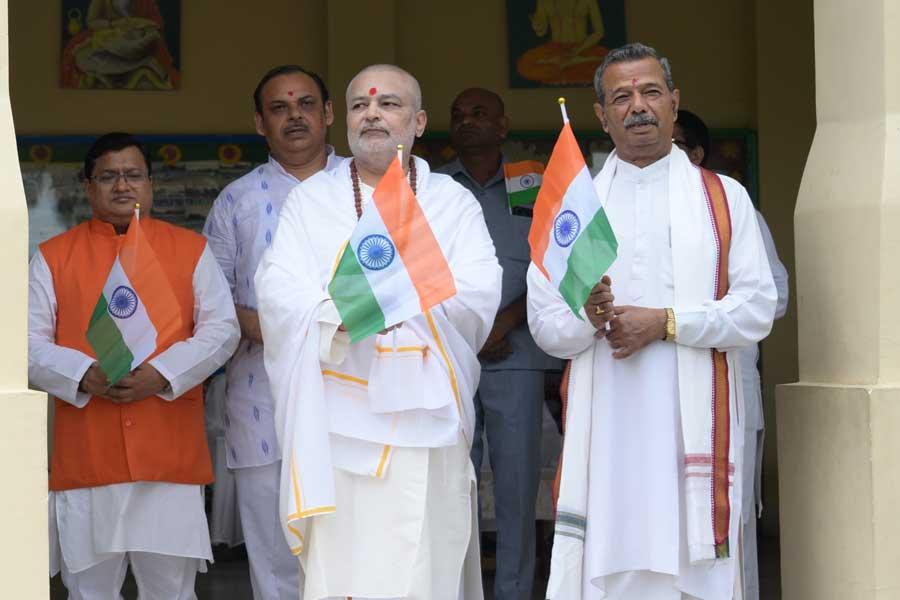 A Tiranga Yatra was organised by Maharishi Centre for Education Excellence (MCEE) at Bhopal. Over 1000 members of Maharishi Organisation including Brahmachari Girish Ji, Prof. Bhuvnesh Sharma, Mrs. Rekha Nimkar, all directors and members of MVM National Office, faculty of Maharishi Institute of Management, teachers and students of MCEE, and Mahamedia Group members have participated in the Yatra.	