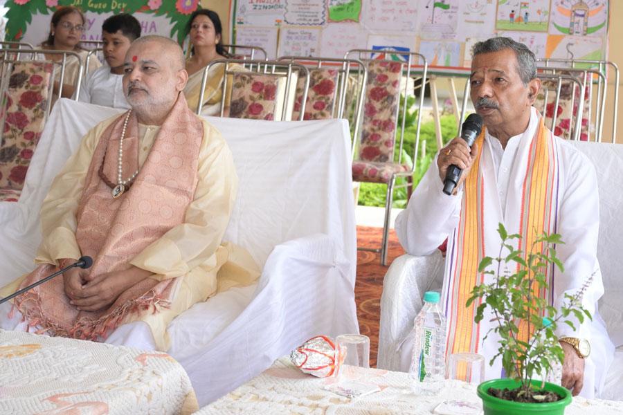 Grand celebration of Independence Day was organised at MCEE Campus Bhopal on 15th August 2025 in auspicious presence of Ved Vidya Martand Brahmachari Girish Ji, Prof. Bhuvnesh Sharma, Shri N. K. Singhal, Shri V. P. Tiwari, Shri Ramdev Dubey, all directors of MVM Schools group, Members of National Office, Principal, Teachers, Students and their family members.