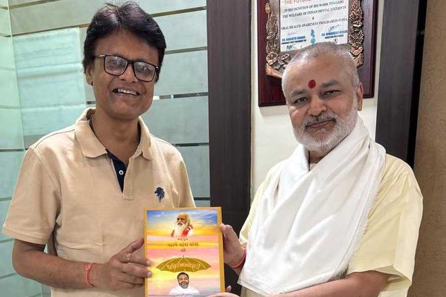 Brahmachari Girish Ji has met with Shri Vijay Manohar Tiwari, Honourable Vice Chancellor of Makhanlal Chaturvedi Rashtriya Patrakarita Evam Sanchar Vishwavidyalaya, Bhopal, Madhya Pradesh and presented the book Param Pujya Maharishi Mahesh Yogi Ji ki Deviya Chhatrachhaya mein Brahmachari Girish.