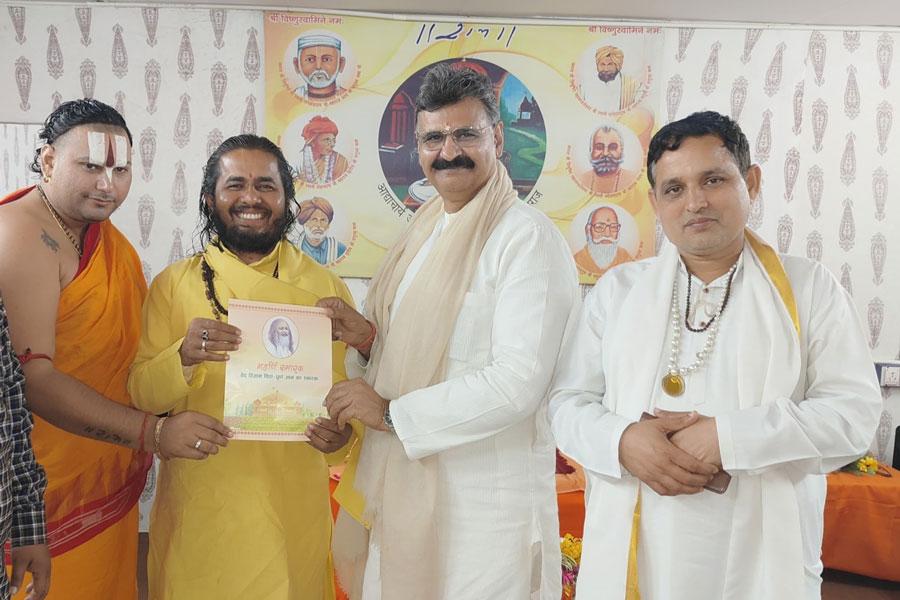  On behalf of Brahmachari Girish Ji, Maharishi Organisation, Shri Ved Prakash Sharma, Shri Ramdev Dube and Shri Basant Das  met Param Pujya Shrimad Jagadguru Shri Vishnu Swami Sampradaycharya Santosh Das Ji Maharaj (Satuababa)  and invited him to attend conference