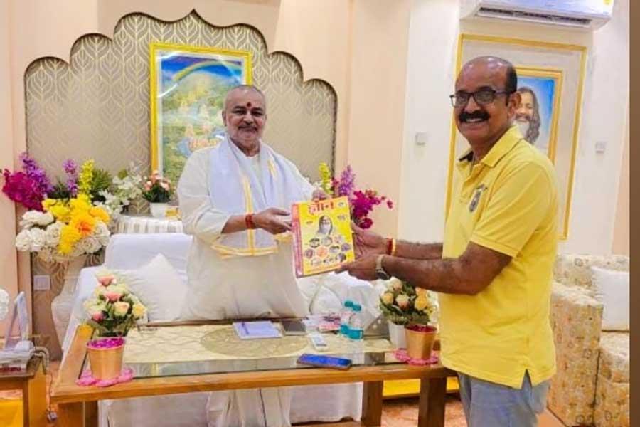 Shri Vivek Parashar, Program Executive of Doordarshan Bhopal has visited Brahmachari Girish Ji. Discussion on bringing life supporting knowledge and programs through Doordarshan to the citizens of Madhya Pradesh was discussed. Brahmachari Ji has presented Gyan-2025 annual magazine of Maharishi Organisation to Shri Parashar. 