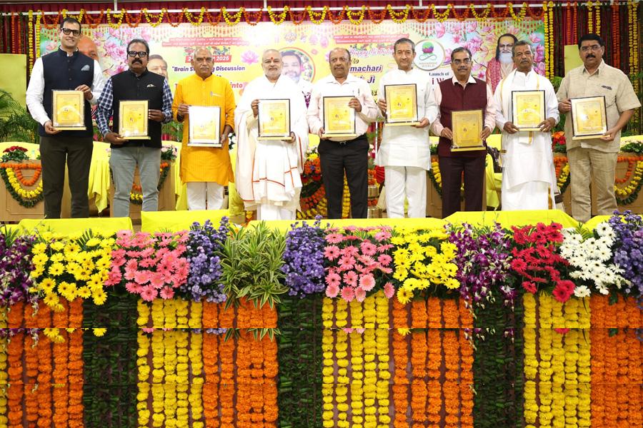 महर्षि विद्या मंदिर विद्यालय समूह के अध्यक्ष वेद विद्या मार्तंड ब्रह्मचारी गिरीश जी के दो दिवसीय जन्मोत्सव कार्यक्रम का शुभारंभ आदर्श भारत निर्माण विषय पर दिनांक 24 अगस्त को आयोजित परिचर्चा से हुआ।