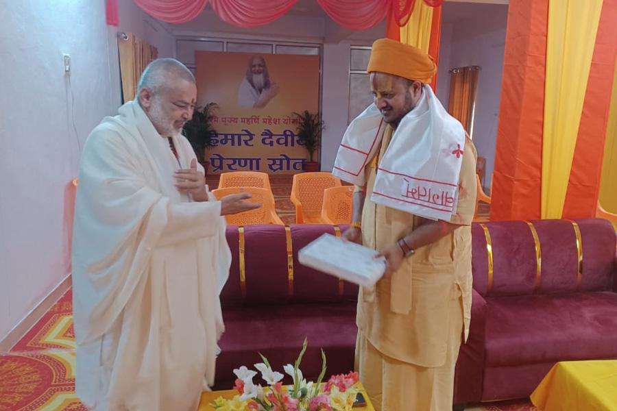 Swami Arpit Das Ji Maharaj of Shri Sakhi Hanuman Mandir Jhansi, Director of UPRNSS, UP State Government has visited Ved Vidya Martand Brahmachari Girish Ji at Maharishi Ashram. Girish Ji has welcomed Swami Ji and presented his book.