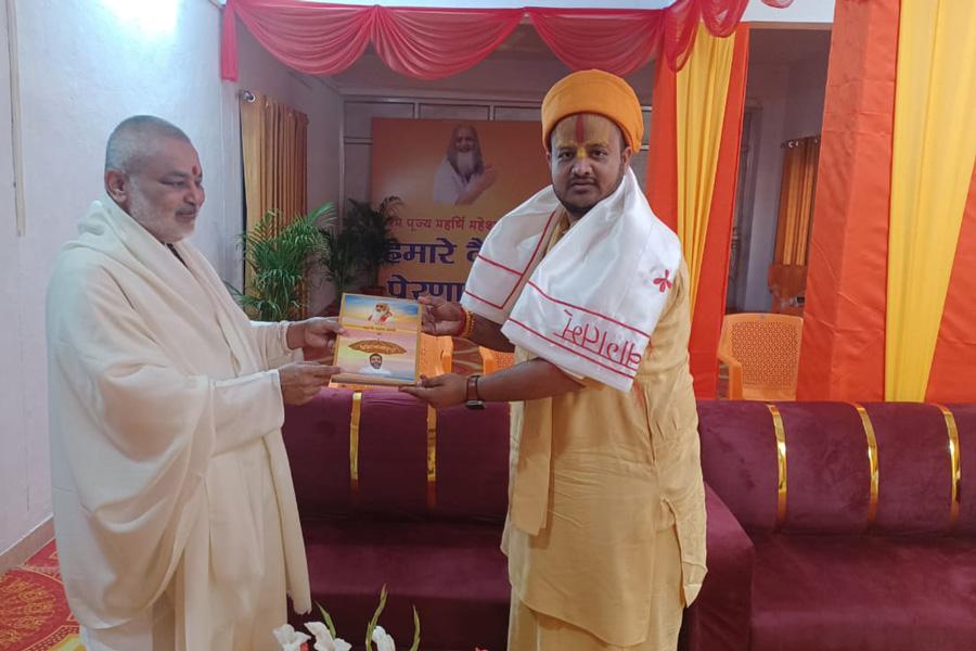 Swami Arpit Das Ji Maharaj of Shri Sakhi Hanuman Mandir Jhansi, Director of UPRNSS, UP State Government has visited Ved Vidya Martand Brahmachari Girish Ji at Maharishi Ashram. Girish Ji has welcomed Swami Ji and presented his book.