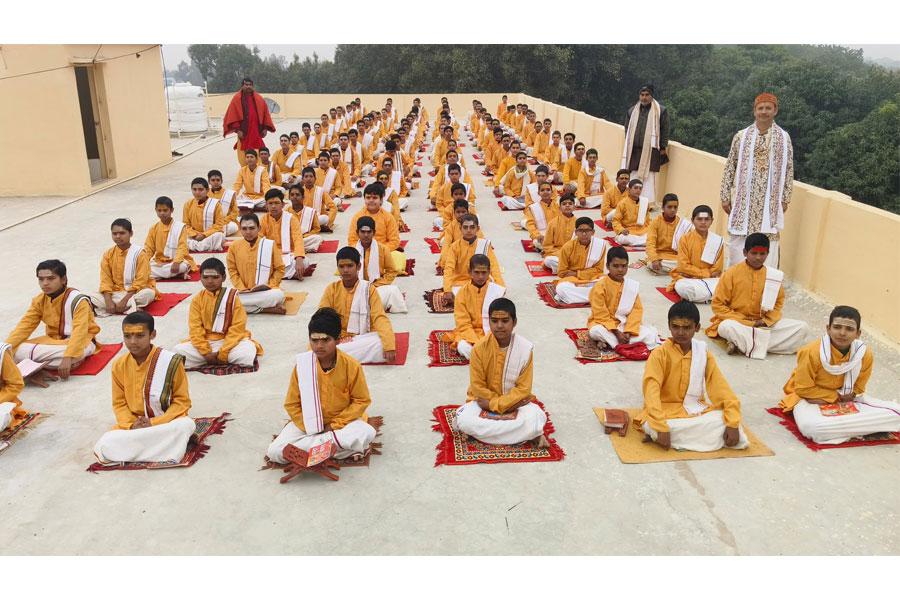 वेदों का सुमधुर पाठ औऱ श्रवण ही देवताओं से आशीर्वाद प्राप्ति का साधन है : ब्रह्मचारी गिरीश जी 