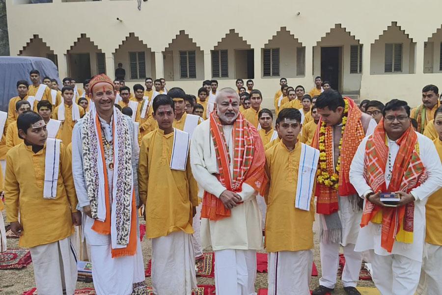 वेदों का सुमधुर पाठ औऱ श्रवण ही देवताओं से आशीर्वाद प्राप्ति का साधन है : ब्रह्मचारी गिरीश जी 