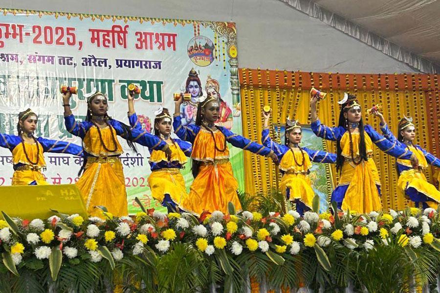 सायंकाल महर्षि  विद्या मंदिर विद्यालय कालिंदीपुरम, प्रयागराज  की चयनित छात्राओं द्वारा  श्री राम जी, श्री शिव जी, श्री कृष्ण जी से सम्बंधित भजनों एवं नृत्य- नाटिकाओं की प्रस्तुति ने श्रोताओं को आल्हादित कर दिया।