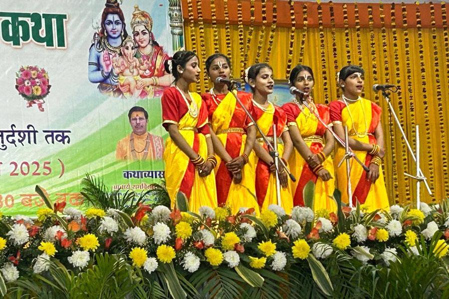 सायंकाल महर्षि  विद्या मंदिर विद्यालय कालिंदीपुरम, प्रयागराज  की चयनित छात्राओं द्वारा  श्री राम जी, श्री शिव जी, श्री कृष्ण जी से सम्बंधित भजनों एवं नृत्य- नाटिकाओं की प्रस्तुति ने श्रोताओं को आल्हादित कर दिया।