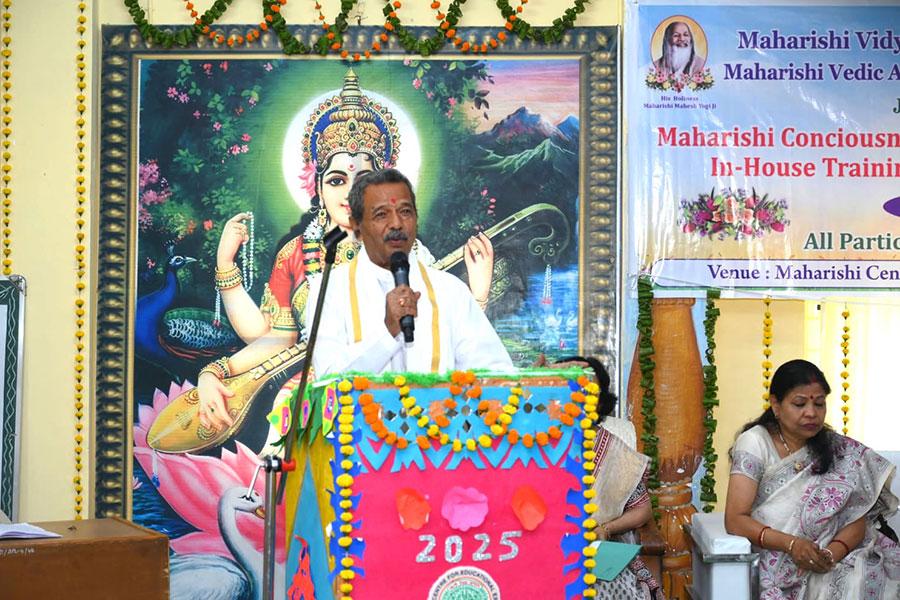 महर्षि सेंटर फॉर एजुकेशनल एक्सीलेंस भोपाल में 1 मई 2025 से छः दिवसीय '' महर्षि चेतना पर आधारित शिक्षा'' पद्धति के देशव्यापी प्रशिक्षण कार्यक्रम का प्रारम्भ हुआ।आयोजन का शुभारंभ महर्षि विद्या मंदिर विद्यालय समूह के माननीय अध्यक्ष ब्रह्मचारी गिरीश जी द्वारा दीप प्रज्वलन एवं गुरु पूजा के साथ किया गया I