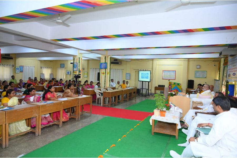 महर्षि सेंटर फॉर एजुकेशनल एक्सीलेंस भोपाल में 1 मई 2025 से छः दिवसीय '' महर्षि चेतना पर आधारित शिक्षा'' पद्धति के देशव्यापी प्रशिक्षण कार्यक्रम का प्रारम्भ हुआ।आयोजन का शुभारंभ महर्षि विद्या मंदिर विद्यालय समूह के माननीय अध्यक्ष ब्रह्मचारी गिरीश जी द्वारा दीप प्रज्वलन एवं गुरु पूजा के साथ किया गया I