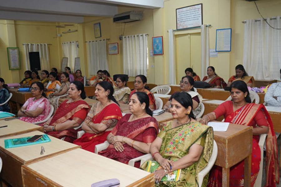 महर्षि सेंटर फॉर एजुकेशनल एक्सीलेंस बरसिया मार्ग भोपाल में चल रहे 