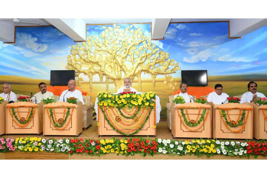 महर्षि वैदिक जीवन प्रशिक्षण कार्यक्रम का उद्घाटन एमसीईई परिसर, भोपाल में महर्षि शैक्षणिक संस्थान समूह के अध्यक्ष वेद विद्या मार्तंड ब्रह्मचारी गिरीश जी ने किया। इस 10 दिवसीय प्रशिक्षण कार्यक्रम में पूरे भारत से 144 छात्र एवं शिक्षक भाग ले रहे हैं। लिखित परीक्षा के माध्यम से हजारों विद्यार्थिओं में से इनका चयन किया गया है। उद्घाटन भाषण में ब्रह्मचारी जी ने छात्रों को महर्षि, वैदिक, जीवन और इस प्रशिक्षण के महत्व के विषय  में विस्तार से बताया।