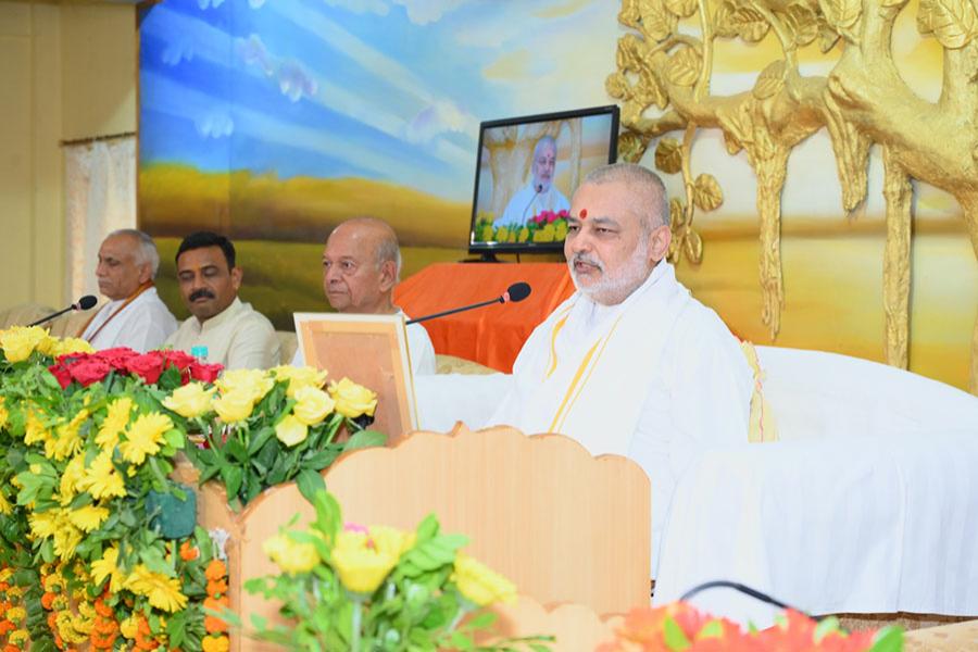 महर्षि वैदिक जीवन प्रशिक्षण कार्यक्रम का उद्घाटन एमसीईई परिसर, भोपाल में महर्षि शैक्षणिक संस्थान समूह के अध्यक्ष वेद विद्या मार्तंड ब्रह्मचारी गिरीश जी ने किया। इस 10 दिवसीय प्रशिक्षण कार्यक्रम में पूरे भारत से 144 छात्र एवं शिक्षक भाग ले रहे हैं। लिखित परीक्षा के माध्यम से हजारों विद्यार्थिओं में से इनका चयन किया गया है। उद्घाटन भाषण में ब्रह्मचारी जी ने छात्रों को महर्षि, वैदिक, जीवन और इस प्रशिक्षण के महत्व के विषय  में विस्तार से बताया।