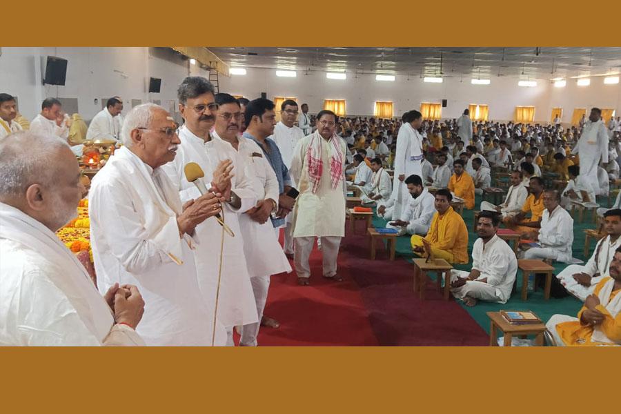 Honourable Shri Dinesh Ji, International Patron of Vishwa Hindu Parishad has visited Maharishi Ved Vigyan Vidyapeeth and Maharishi Mahesh Yogi Vedic Vishwavidyalaya campus situated at Brahmsthan of India (Geographical Centre of India), village Karaundi, district Katni. Shri Dinesh Ji has attended Shri Atirudrabhishedk performed by 1331 Maharishi Vedic Pundits, visited 5 Yagya Mandaps of Adbhut Shanti Mahayagyas.	