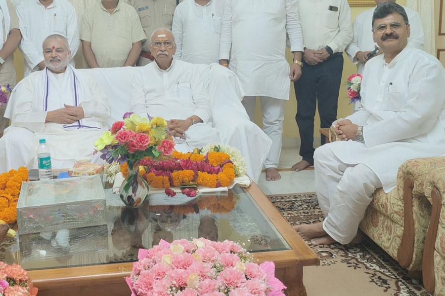 Honourable Shri Dinesh Ji, International Patron of Vishwa Hindu Parishad has visited Maharishi Ved Vigyan Vidyapeeth  and Maharishi Mahesh Yogi Vedic Vishwavidyalaya campus situated at Brahmsthan of India (Geographical Centre of India), village Karaundi, district Katni. Shri Dinesh Ji has attended Shri Atirudrabhishedk performed by 1331 Maharishi Vedic Pundits, visited 5 Yagya Mandaps of Adbhut Shanti Mahayagyas.