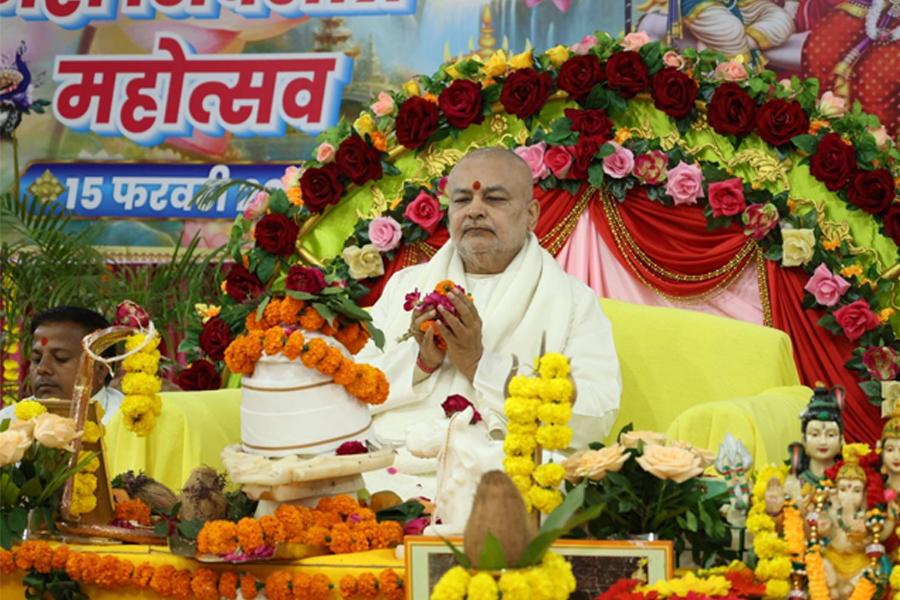 On Mahashivratri at Gurudev Swami Brahmanand Saraswati Ashram, Bhopal, Maharudrabhishek was performed by Ved Vidya Martand Brahmachari Girish Ji along with 121 Vedic Pandits. He said that Shiva Abhishek awakens higher consciousness, bringing peace, bliss, and harmony, and that following the Vedic path of His Holiness Maharishi Mahesh Yogi Ji leads to a stress-free and ideal life.