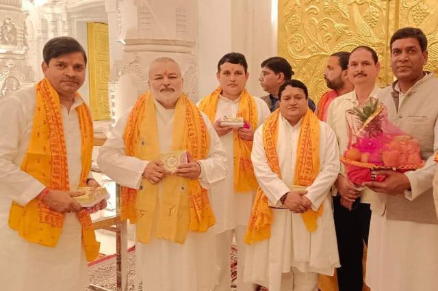 Brahmachari Girish Ji visited Ayodhya ji with Ramdev ji, Ved Prakash Sharma ji, Vandana Sharma ji, Basant Das ji and Ashutosh Rastogi ji and got darshan and blessings of Shri Raamlala ji. Main pujaries have given their blessings in the form of Raamnaami Angvastram and bhog prasadam.