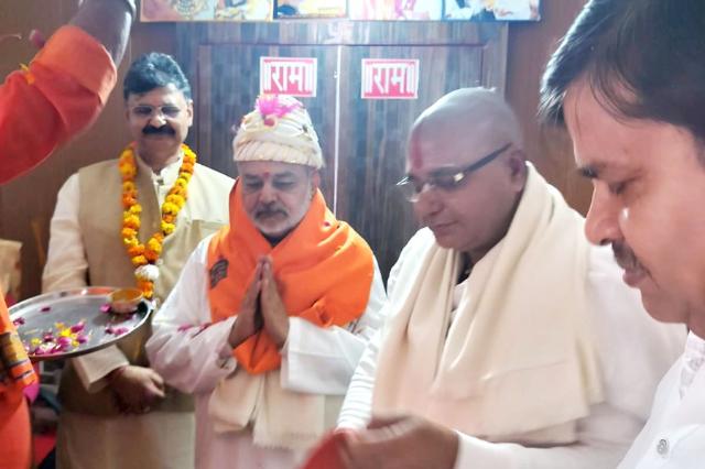 During Ayodhya Ji visit Brahmachari Girish Ji with Maharishi Organisation delegation visited Mahant Swami 1008 Shri Ramdas Ji Maharaj of Shri Hanuman Garhi Naka, honoured him with garland, shawl, sweets and Shriphal.